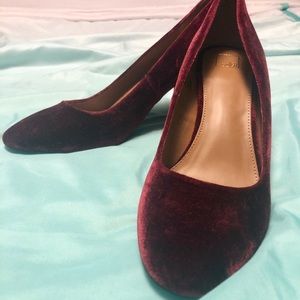 NWT Crushed velvet pump heel